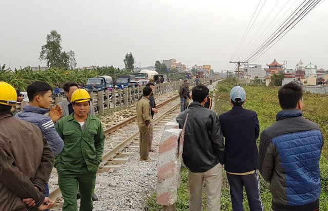 Tàu hỏa đâm xe máy ở Nam Định, 2 người tử vong tại chỗ Hiện trường vụ tai nạn làm 2 người từ vong do va chạm với tàu hỏa