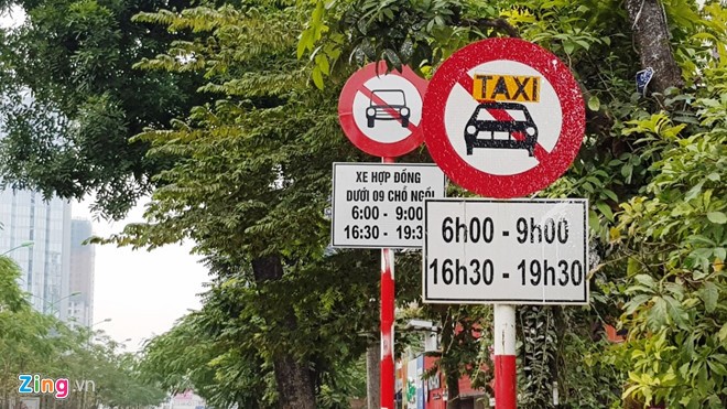 Tài xế Uber, Grab Hà Nội: 'Muốn về nhà chắc phải xé logo' Tài xế Uber, Grab Hà Nội: 'Muốn về nhà chắc phải xé logo'