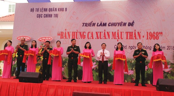 Triển lãm chuyên đề “Bản hùng ca Xuân Mậu Thân 1968” Cắt băng khai mạc triển lãm.