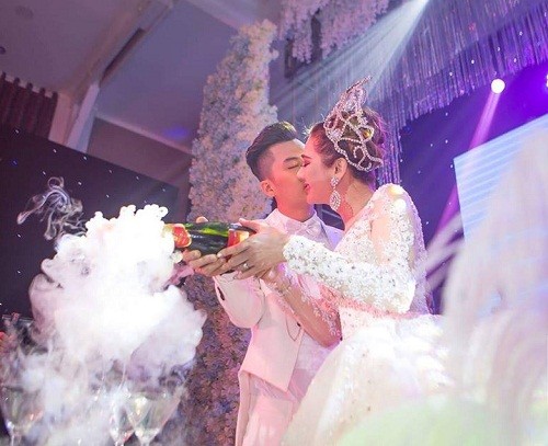 Khoảnh khắc Lâm Khánh Chi đẹp như thiên thần trong váy cưới trắng muốt Khoảnh khắc Lâm Khánh Chi đẹp như thiên thần trong váy cưới trắng muốt