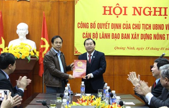 Nhân sự mới: Quảng Ninh, Thanh Hóa, Bình Định Phó Chủ tịch Thường trực UBND tỉnh Đặng Huy Hậu trao quyết định giữ chức Phó Ban xây dựng NTM cho đồng chí Đặng Bá Bắc