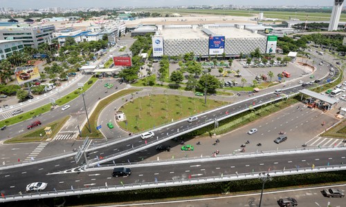14 dự án 'giải cứu' sân bay Tân Sơn Nhất hiện ra sao? Hai cầu vượt vào sân bay Tân Sơn Nhất không thể giảm kẹt xe. Ảnh: Quỳnh Trần.