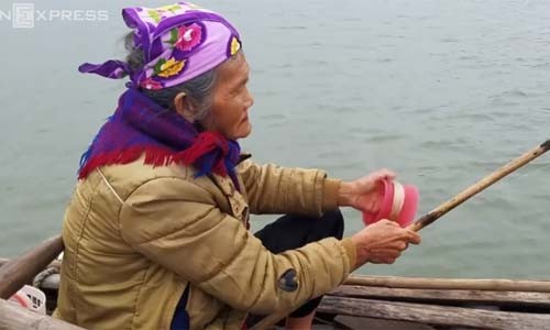 Cụ bà 75 tuổi câu cá ở biển để mưu sinh Cụ bà 75 tuổi câu cá ở biển để mưu sinh