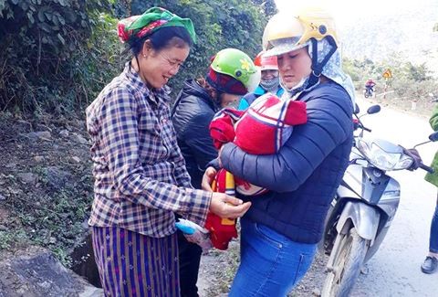 Hi hữu 9 giáo viên trở thành bà đỡ “bất đắc dĩ” khi gặp sản phụ đẻ rơi Các cô giáo đã đỡ đẻ thành công cho sản phụ ngồi bên đường