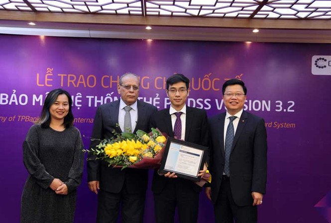 TPBank nhận chứng chỉ bảo mật quốc tế về an toàn thẻ COO của ControlCase trao chứng chỉ bảo mật PCI DSS 3.2 cho TPBank và nhận định TPBank là một trong những nhà băng có tốc độ phát triển ngân hàng số đáng kinh ngạc nhất tại Việt Nam