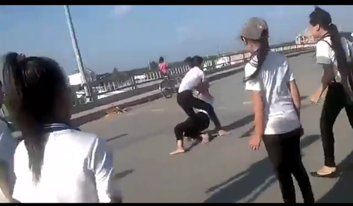Máu đại ca nổi lên học sinh đánh nhau như trâu chọi: Giáo viên nói gì? Máu đại ca nổi lên học sinh đánh nhau như trâu chọi: Giáo viên nói gì?