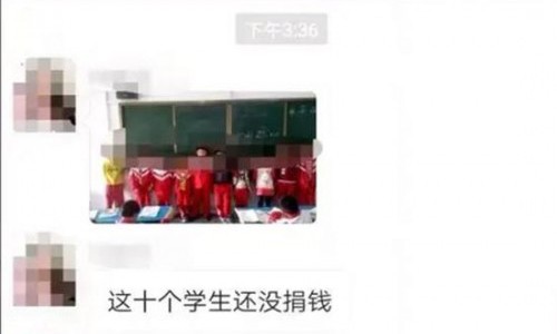Không quyên góp tiền từ thiện, học sinh bị cô giáo bắt phạt Hình ảnh các em đứng trước lớp được cô giáo đăng tải trên nhóm Wechat của lớp.
