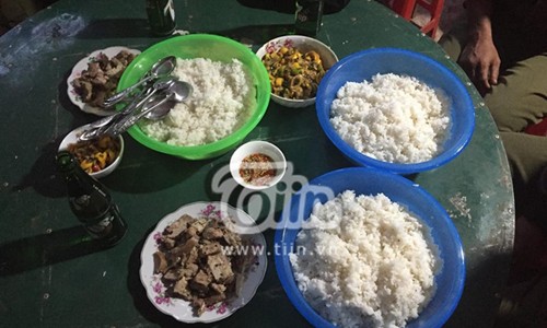 Nhà H’Hen Niê tất bật mở tiệc đãi dân làng với các món truyền thống Ê Đê Nhà H’Hen Niê tất bật mở tiệc đãi dân làng với các món truyền thống Ê Đê