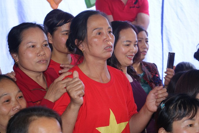 Mẹ trung vệ Tiến Dũng ngất lên ngất xuống khi U23 Việt Nam gỡ hòa Bà Hường, mẹ của trung vệ Tiến Dũng hồi hộp theo dõi từng đường bóng