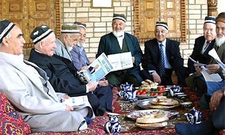Những thói quen của người Uzbekistan giống với người Việt Đàn ông ngồi xếp chân để thưởng thức trà bánh đặt trực tiếp trên thảm. Ảnh: Travel central.