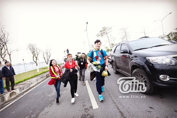 Tiết lộ lý do Tiến Dũng ôm khư khư quả bưởi ở sân bay Tiến Dũng luôn cầm quả bưởi từ khi ở sân bay đến lúc lên xe diễu hành.