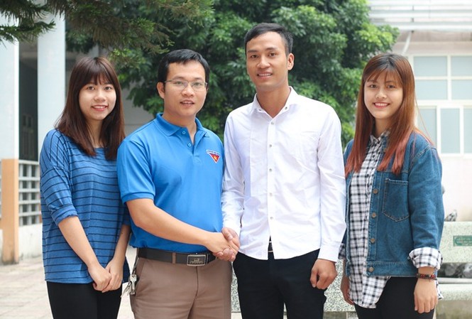 Nam sinh trả lại 320 triệu đồng cho khách trở thành gương mặt trẻ thủ đô tiêu biểu Vũ Huy Cảng (áo trắng) được tuyên dương vì hành động tìm trả lại số tiền 320 triệu đồng cho hành khách bỏ quên khi đi xe ôm