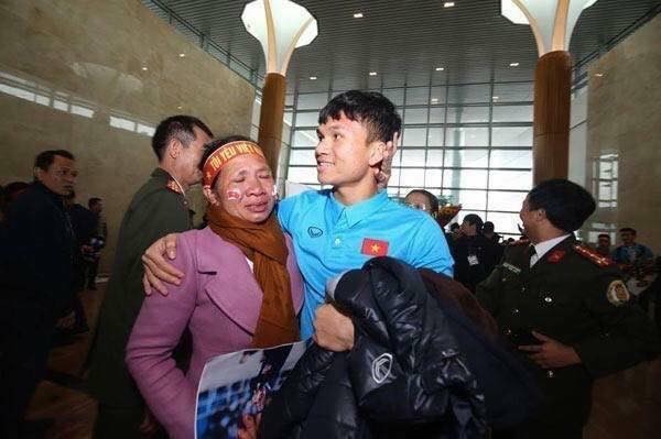 Tuyển thủ U23 Việt Nam lặng người vì món quà 10 nghìn đồng mẹ tặng Người mẹ xứ Nghệ nức nở trong vòng tay con trai, cầu thủ Xuân Mạnh.