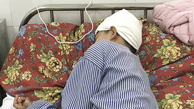 Nam sinh Quảng Ninh bị thầy giáo đánh tụ máu não đi học trở lại Em Cao Kiên Cường lúc đang điều trị tại Bệnh viện Đa khoa Quảng Ninh. Ảnh: Minh Cương