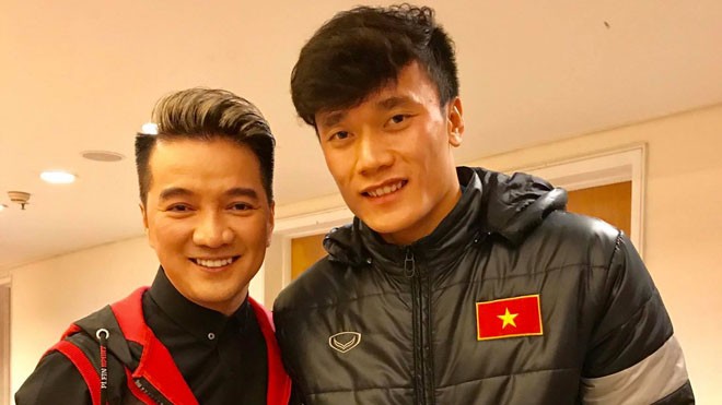 Mr Đàm nói gì về vụ cát xê 'khủng' của thủ môn Bùi Tiến Dũng Đàm Vĩnh Hưng đã đến gặp gỡ đội U23 ngay khi đội mới về nước, rất vui khi được TM Bùi Tiến Dũng gọi là "soái ca"