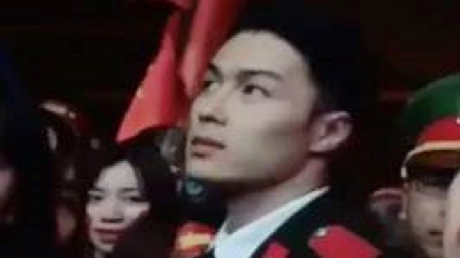Dân mạng 'phát sốt' với chàng công an làm nhiệm vụ ở sân bay Vinh Khoảnh khắc chàng công an xuất hiện ở sân bay Vinh được dân mạng tìm kiếm. Ảnh cắt từ clip.