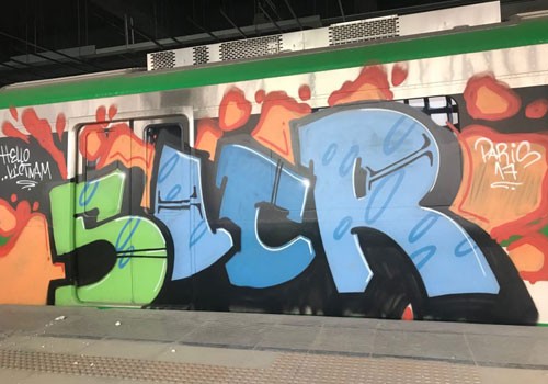 Nhà thầu Trung Quốc tẩy nét vẽ graffiti trên tàu Cát Linh - Hà Đông Các nét vẽ graffiti dọc theo thân tàu vào tháng 12/2017. Ảnh: Giang Huy