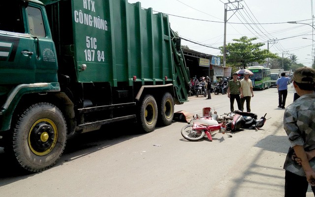 Ngã xuống đường sau va quẹt, nam sinh bị xe rác cán tử vong Hiện trường vụ tai nạn