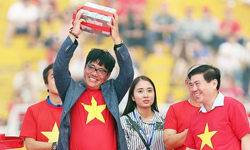 Trưởng đoàn U23 Việt Nam bác tin được thưởng cao hơn thầy Park Ông Dương Vũ Lâm đại diện đội U23 Việt Nam nhận 2 tỷ đồng tiền thưởng của UBND TP HCM trao tặng. Số tiền này ngay trong tối cùng ngày đã được chia cho các cầu thủ, và ông Lâm không được nhận một đồng nào. Ảnh: Đức Đồng.