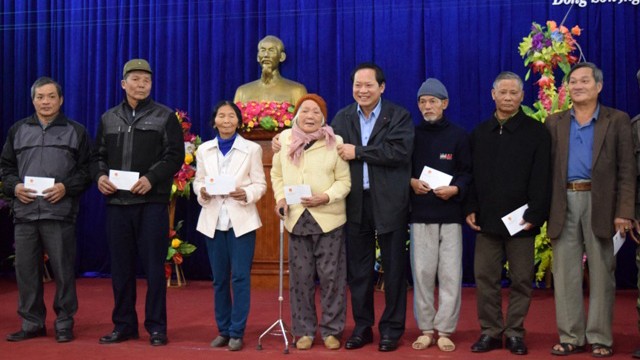 Bộ trưởng Trương Minh Tuấn trao 200 suất quà Tết ở Quảng Bình Bộ trưởng Trương Minh Tuấn chụp ảnh lưu niệm với người cao tuổi
