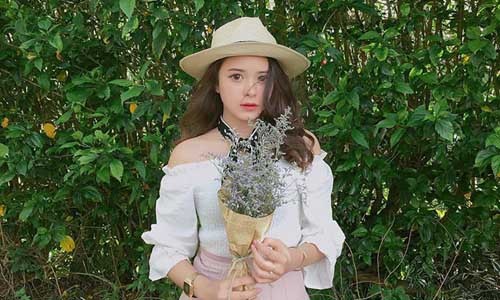 Hot girl 10X nổi bật trong giới trẻ Đà Lạt với vẻ đẹp lai Khánh Uyên xinh đẹp, được đánh giá là có biểu cảm khuôn mặt phù hợp với nghề mẫu ảnh.
