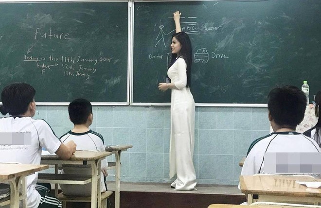 Cô giáo 9X giỏi ngoại ngữ, chơi được 4 nhạc cụ Bức ảnh chụp nữ giáo viên xinh đẹp trên bục giảng được chia sẻ trên mạng.