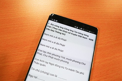 Cúng ông Táo thời smartphone Nhiều người "nhờ cậy" vào các bài cúng mẫu trên Internet.