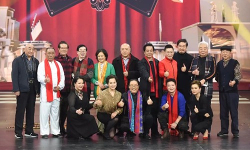 Chỉ đạo võ thuật kể chuyện vào sinh ra tử cùng 'Tây du ký' 1986 Thôi Minh Vỹ (mặc đồ trắng) và đoàn phim "Tây du ký" tái ngộ sau hơn 30 năm.