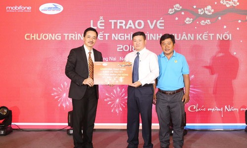 Mobifone trao tặng 1.200 vé tàu về quê cho công nhân Mobifone trao tặng 1.200 vé tàu về quê cho công nhân