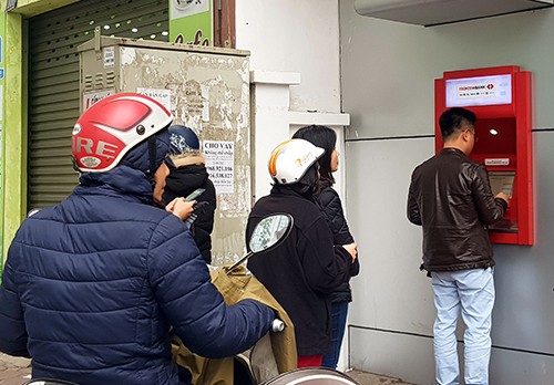 Nhiều ATM ở Hà Nội lại 'đứng hình' dịp cận Tết Sáng 11/2, nhiều người dân xếp hàng rút tiền trước các trụ ATM dịp cận Tết Nguyên đán 2018. Ảnh: HT