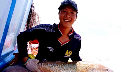 Cá 6 kg nghi sủ vàng quý hiếm ở miền Tây Cá nghi sủ vàng quý hiếm đang được anh Trải bảo quản tại nhà. Ảnh: Phúc Hưng.
