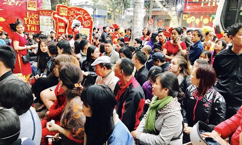 Ngày vía Thần Tài: Mua vàng loại nào để cả năm may mắn? Người dân thường xếp hàng mua vàng ngày vía Thần Tài để cầu may mắn