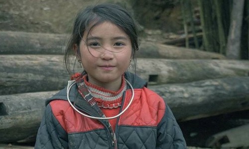 Bé gái H'Mông xinh xắn trước ống kính máy ảnh của nhóm phượt tại Sa Pa Bé gái H'Mông xinh xắn trước ống kính máy ảnh của nhóm phượt tại Sa Pa