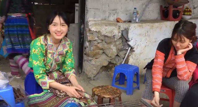 Nhan sắc đời thường của thiếu nữ bán cơm lam, trứng gà nướng gây sốt Nhan sắc đời thường của thiếu nữ bán cơm lam, trứng gà nướng gây sốt