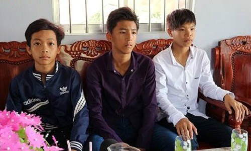 Tặng bằng khen học sinh trả 40 triệu cho người mất Em Đỗ Văn Bằng (ngồi giữa) cùng các bạn nhặt được số tiền lớn trả lại người đánh rơi. Ảnh: VOV