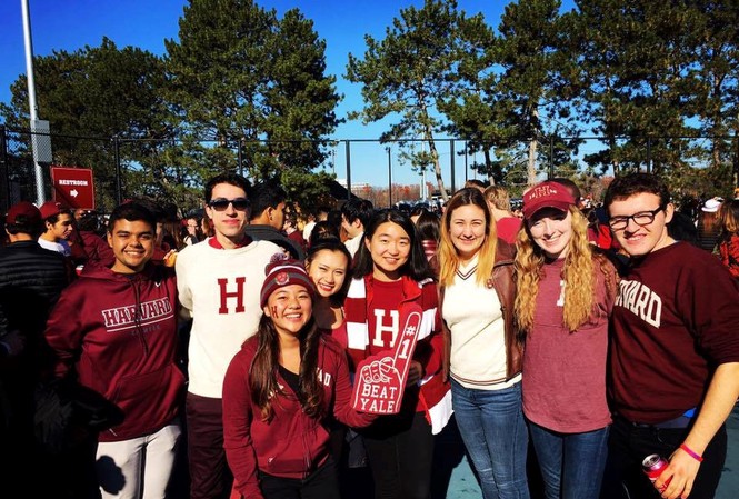 Chia sẻ của nữ sinh Việt học tại Harvard: ‘Giả vờ’ để tự tin Minh Khuê cùng bạn bè ở Harvard. Ảnh: FBNV.