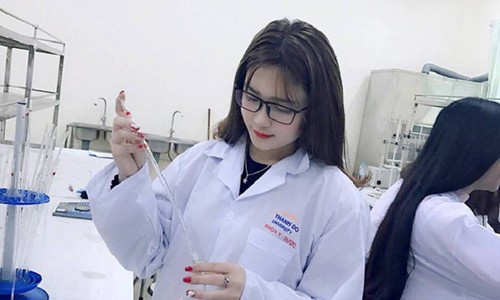 Khoe ảnh, nữ sinh Dược bị phản ứng vì sai nội quy phòng thí nghiệm Bức ảnh xinh đẹp của Kim Tuyến được chia sẻ nhiều trên mạng xã hội. Có người khen cô gái ngành Dược xinh đẹp, nhưng có người lại chỉ ra rằng cô không thực hiện đúng nội quy của phòng thí nghiệm