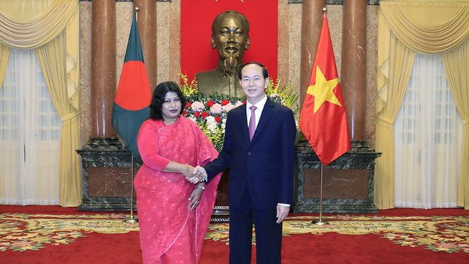 Tăng cường thúc đẩy quan hệ hợp tác nhiều mặt với Bangladesh Chủ tịch nước Trần Đại Quang tiếp Bà Samianaz, Đại sứ Đặc mệnh toàn quyền Cộng hòa Nhân dân Bangladesh tại Việt Nam đến trình Quốc thư nhân dịp nhận nhiệm kỳ công tác mới ngày 26/9/2017. (Ảnh: Nhan Sáng/TTXVN)