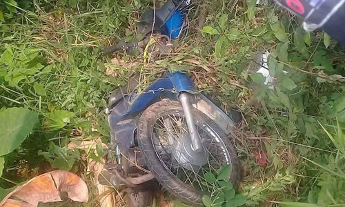 Điều tra nhóm nghi buôn lậu hành hung 2 cán bộ công an Chiếc xe máy của đối tượng Nguyễn Minh Dương tại hiện trường. Ảnh công an cung cấp