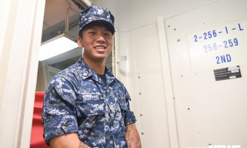 Gặp thủy thủ gốc Việt điển trai trên tàu sân bay USS Carl Vinson Thủy thủ gốc Việt Paul Nguyễn trên tàu sân bay USS Carl Vinson. (Ảnh: Tùng Đinh)