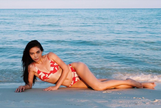 Mâu Thủy khoe đường cong 'vạn người mê' với bikini Mâu Thủy khoe đường cong 'vạn người mê' với bikini