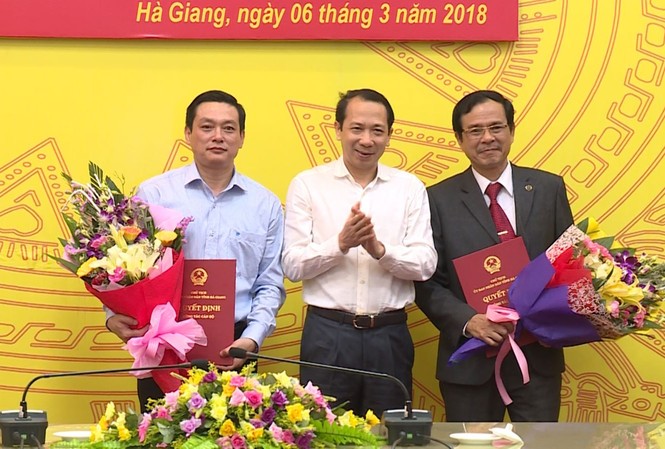 Bổ nhiệm nhân sự Hà Giang, Bắc Giang, Bạc Liêu Phó Chủ tịch UBND tỉnh Hà Giang Trần Đức Quý trao quyết định bổ nhiệm cán bộ. Ảnh Hagiangtv.vn