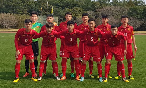 U16 Việt Nam thua sát nút Indonesia ở trận chung kết Đội hình của U16 Việt Nam trong trận chung kết có nhiều sự thay đổi so với trận thắng Thái Lan. Ảnh: VFF.