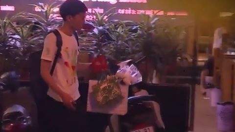 Sửng sốt trước thủ đoạn mới lôi kéo sinh viên bán hàng rong Một số sinh viên bị lôi kéo đi bán hàng rong