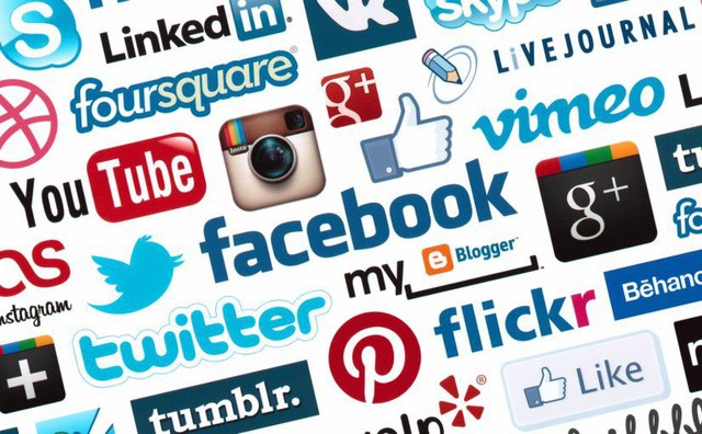 Hoạt động của các nhóm trên Facebook có đang bị “thả nổi“? Việc quản lý dịch vụ internet và hoạt động các trang mạng xã hội không phải là đang bị thả nổi, những trang thông tin này vẫn hoạt động trong khuôn khổ pháp luật và việc thành lập các diễn đàn, các nhóm trên mạng xã hội cũng tuân theo khuôn khổ này. (Ảnh