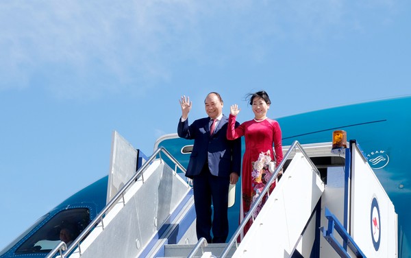 Thủ tướng đến Canberra, bắt đầu thăm chính thức Australia Thủ tướng Nguyễn Xuân Phúc cùng Phu nhân và Đoàn đại biểu Cấp cao Việt Nam đến sân bay quân sự Fairbairn, Thủ đô Canberra, Australia. Ảnh: VGP/Quang Hiếu
