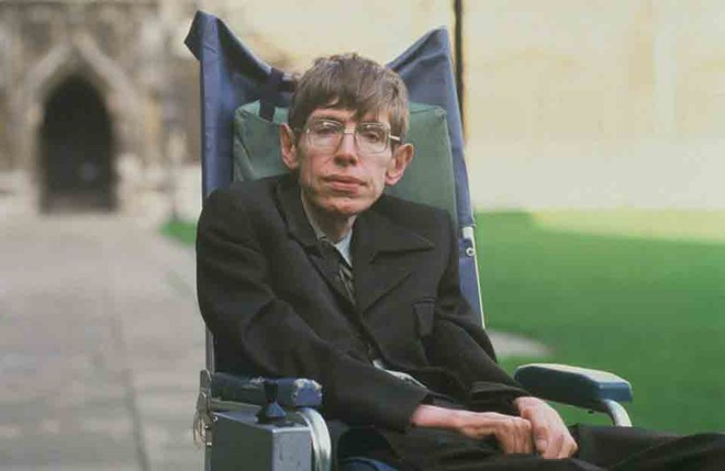 Căn bệnh giết chết Stephen Hawking đáng sợ như thế nào? Nhà vật lý lừng danh Stephen Hawking mắc ALS từ khi còn trẻ và đã sống chung với căn bệnh hơn 50 năm. Ảnh: Thesun