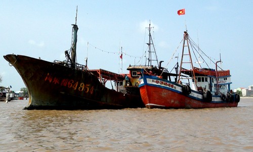 Tàu không người có chữ Trung Quốc trôi dạt trên biển Bạc Liêu Chiếc tàu đang neo đậu tại cửa biển Gành Hào - Bạc Liêu. Ảnh: Phúc Hưng.