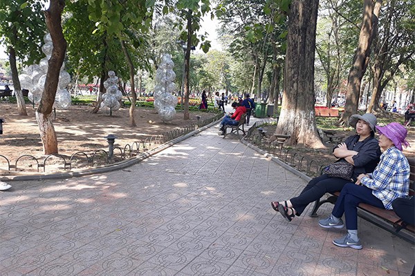 Lát mới vỉa hè hồ Gươm gây tranh cãi Lớp gạch trên vỉa hè hồ Gươm vẫn còn khá tốt