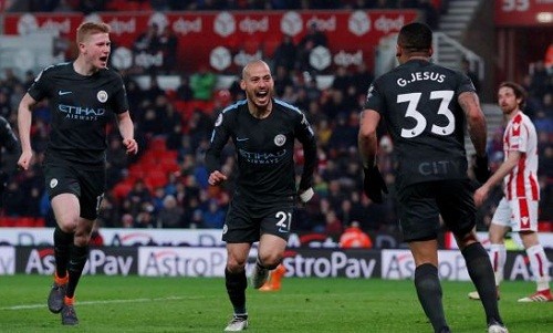 Man City muốn đăng quang Ngoại hạng Anh trước mắt M.U De Bruyne (trái) muốn cùng đồng đội đánh bại Man Utd rồi đăng quang tại Etihad. Ảnh: Reuters.